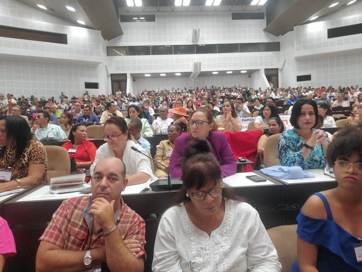 @CarlosFdeCossio actualiza a los participantes en el Encuentro de Solidaridad con #Cuba y Contra el Imperialismo sobre las relaciones de nuestros país con los #EEUU. #CubaNoEstáSola #PorCubaJuntoCreamos