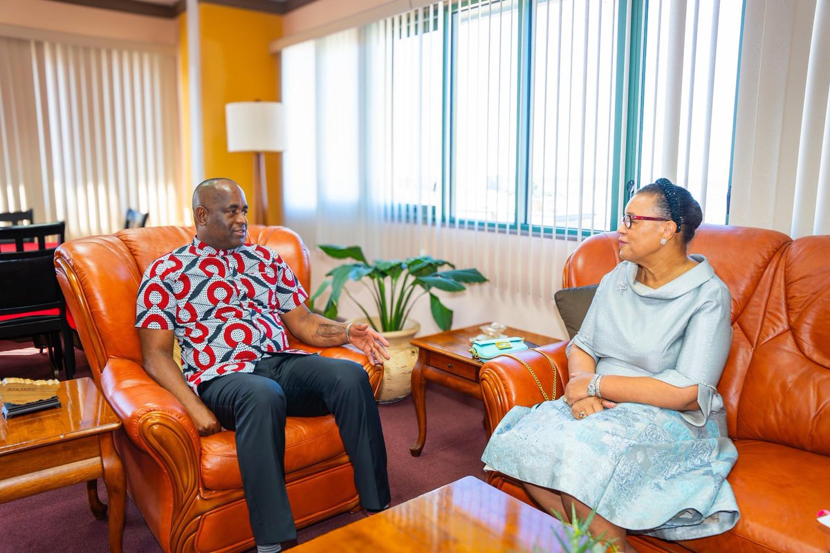 I was delighted to welcome @PScotlandCSG, Commonwealth Secretary-General to the Office of the Prime Minister on Wednesday. We discussed her work at the @commonwealthsec and the development priorities for small island states like Dominica.