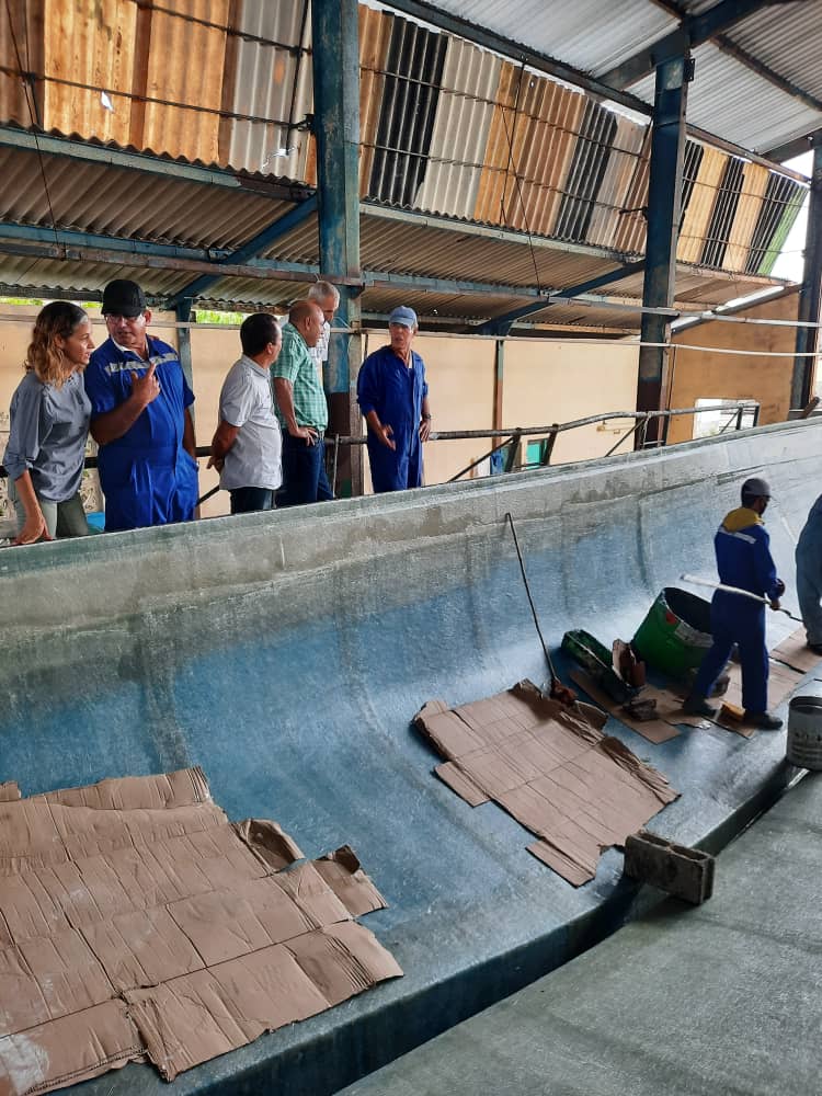 Acompañado por el Gobernador de #Holguín @ManolihaHolguin visitamos las UEB Astillero CEPRONA en el municipio de Gibara, presentes las autoridades del partido y el gobierno de éste territorio holguinero. Iniciamos así un recorrido por varias entidades del @minal en la provincia.