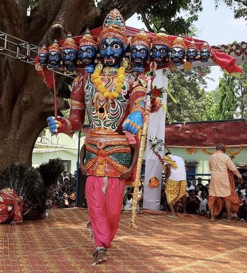Mesmerized by the unique tradition of Bisipada villagers in Kendhamal, Odisha, who enact Ramleela with wooden masks. The intricate Ravana mask is a testament to their rich cultural heritage. #Ramleela #OdishaCulture #Bisipada 🎭