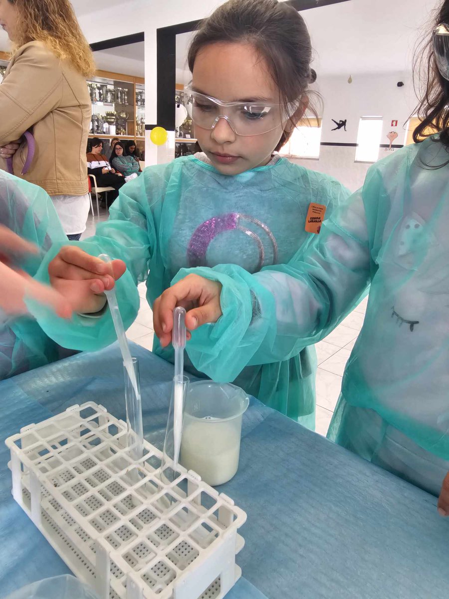 CRIANÇAS DO CANHOSO APRENDEM COM ALUNOS DO MESTRADO EM CIÊNCIAS BIOMÉDICAS Atividade inserida na unidade curricular Projeto em Ciências Biomédicas sob a coordenação do Prof. Doutor Eduardo Cavaco. Contou com o apoio da FCS-UBI e do CICS-UBI.