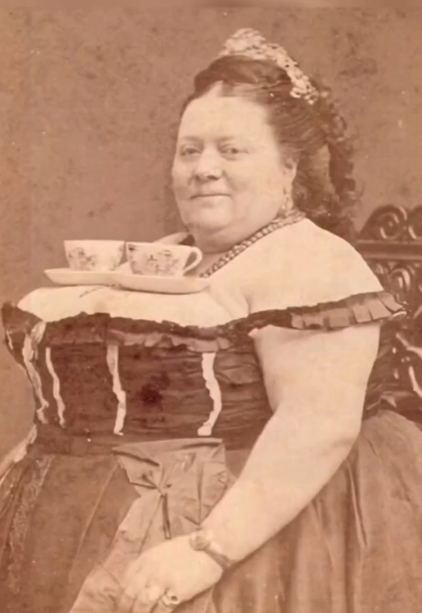 @historyinmemes Particularly intrigued by this lady using her bosom as a tea cup holder. I wonder what the backstory is 😆