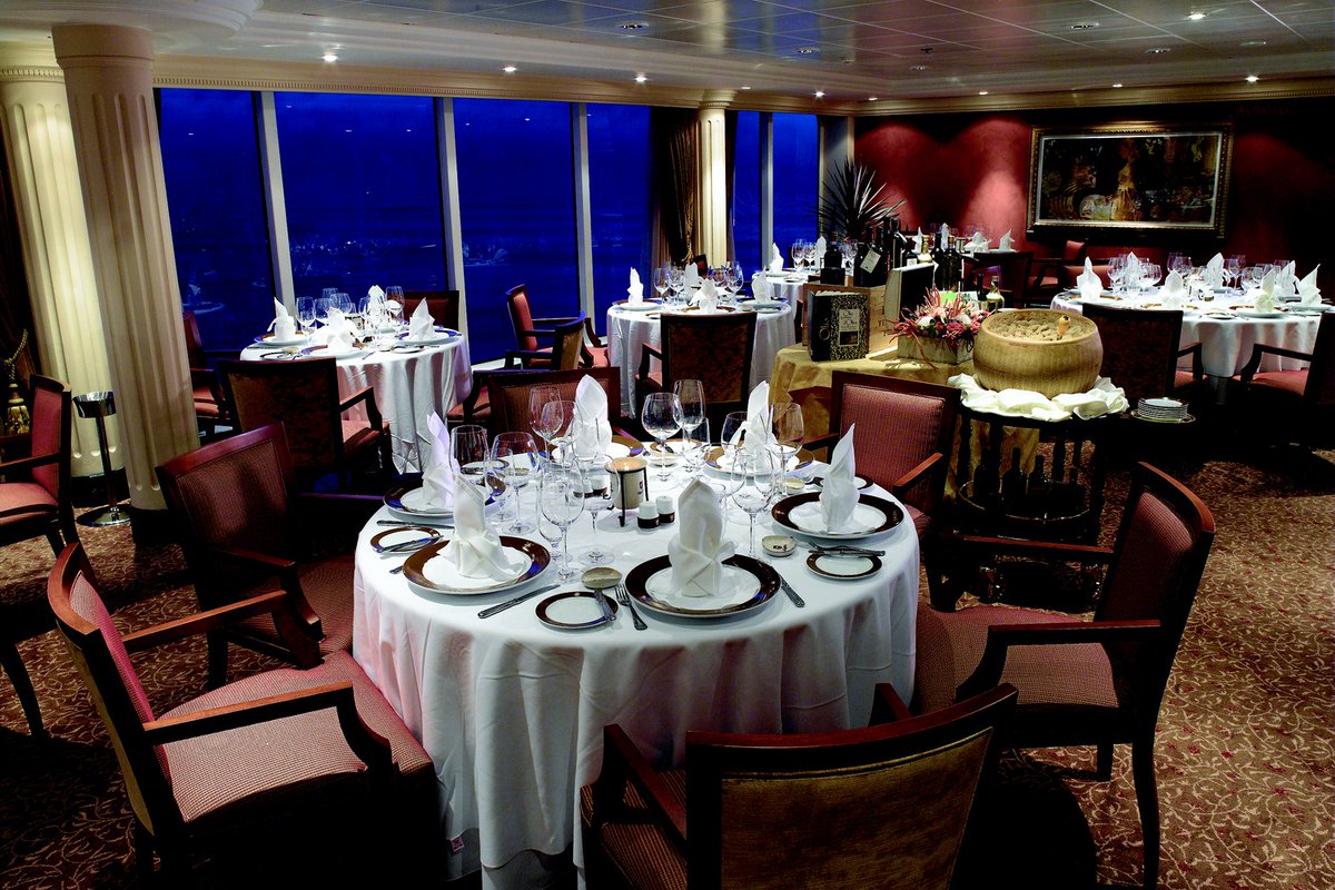 L'#Italie dans des assiettes en porcelaine signées Versace au Toscana d'#OceaniaCruises bit.ly/49knjMu #croisière #gastronomie