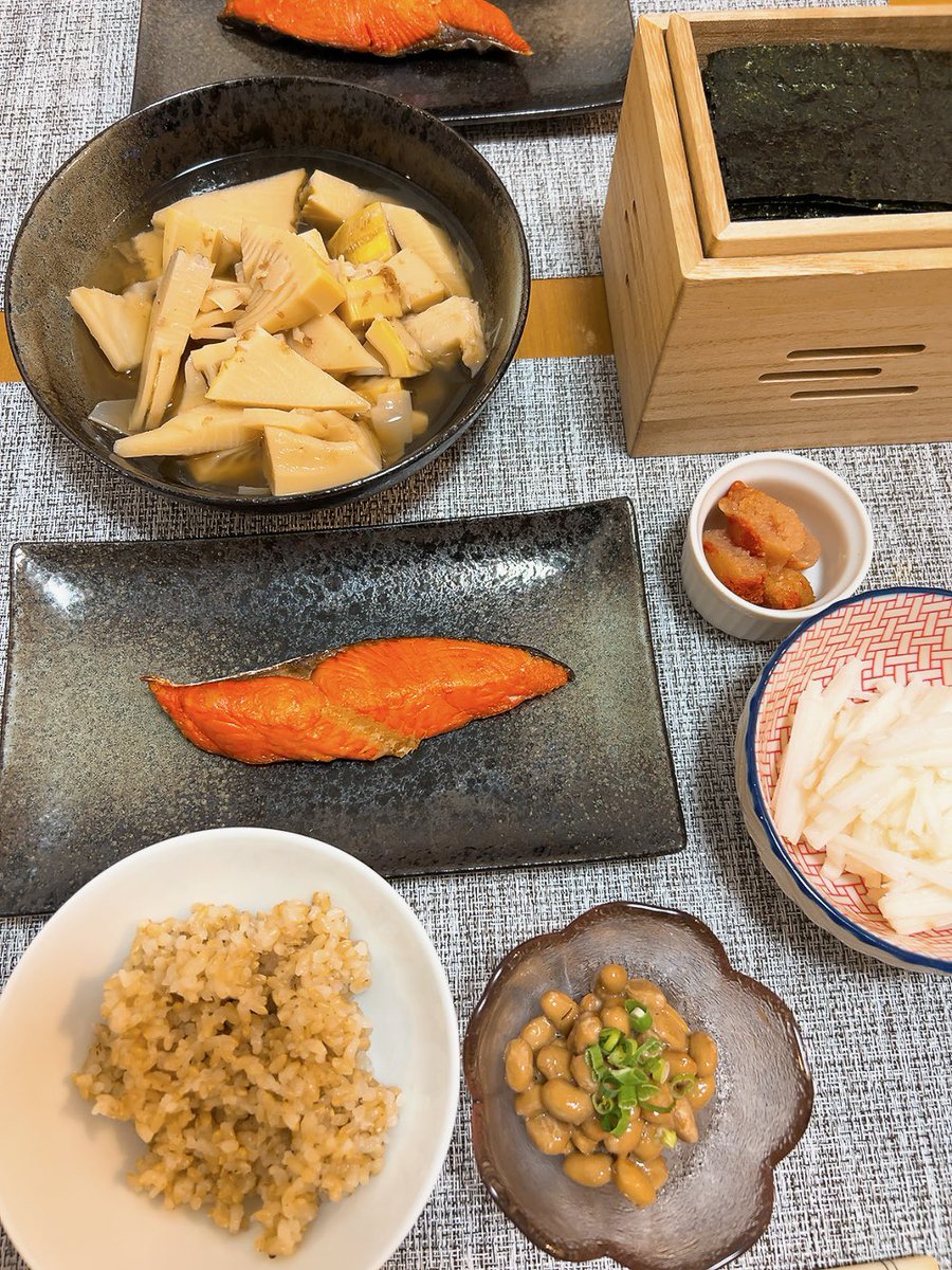 夜ごはん
帰りが遅くなったので簡単ごはん。
竹の子の煮物、鮭、納豆、長芋の千切りと玄米☺︎
やっぱり和食はいいなぁー✨