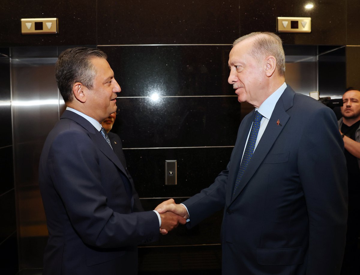 Genel Başkanımız ve Cumhurbaşkanımız Recep Tayyip Erdoğan, Cumhuriyet Halk Partisi (CHP) Genel Başkanı Özgür Özel'i Genel Merkez'de kabul etti.
