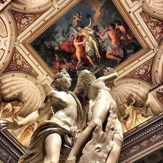 Apolo y Dafne de Bernini (Galeria Borghese, Roma) .  Esta obra refleja la fuente de la escultura helenística de la que bebe Bernini, utilizando una composición abierta,  que nos permite la visión espacial de los ángulos de la obra #escultura