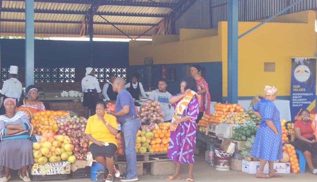 This aft joined ministers Commerce &Ind'stry; Finance; Labor & @EUinEswatini at the 'Lunch at the Market' organised by @BEswatini at Mahlanya Mrkt to spotlight women informal traders. Great interaction with traders, good bargains for fresh fruits&veg! #SDGs. Kudos BE!