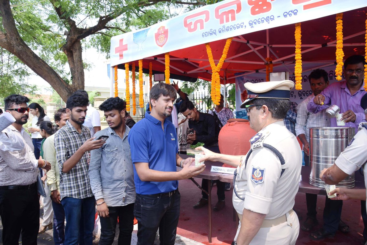 Keeping the citizens hydrated! Commissionerate of Police joins hands with IRCS, Bhubaneswar, to set up 'Jal Chhatra', providing much-needed relief to citizens braving the scorching heat with buttermilk, ORS and water.