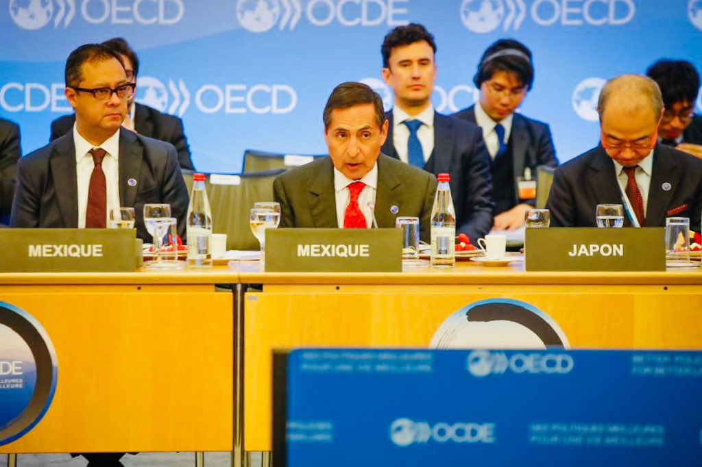Acompañé al secretario @R_Ramirez_O a la Reunión del Consejo Ministerial 2024 de la OCDE. Estas sesiones son cruciales para abordar los desafíos económicos globales actuales y futuros, enfocándose en promover políticas innovadoras que fomenten un crecimiento inclusivo y