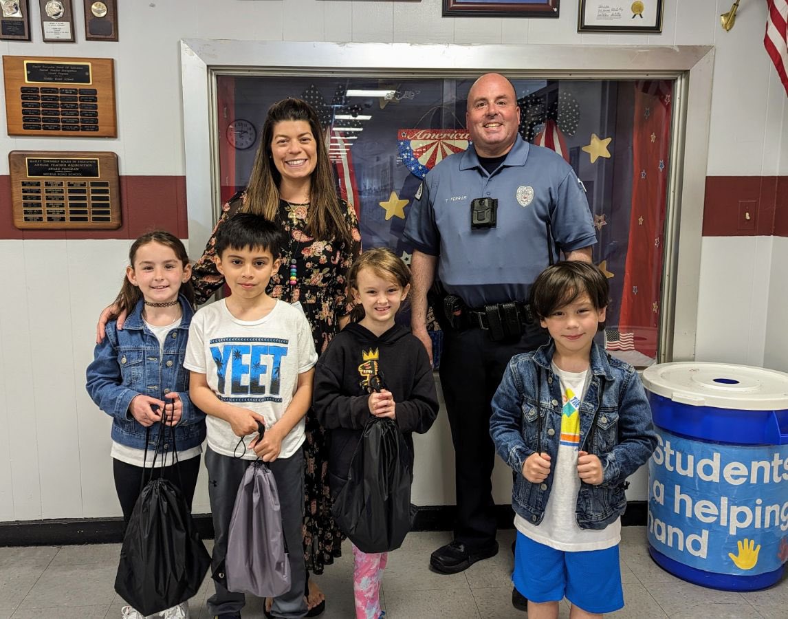 Congrats to the April winners of the Middle Road Kindness Raffle ! A big thank you to Mrs Scoullos for donating gift cards and Hazlet PD for donating prizes to our winners 👏🏻👏🏻👏🏻@misstechqueen @HazletPD @MRSroadrunners @HazletProud