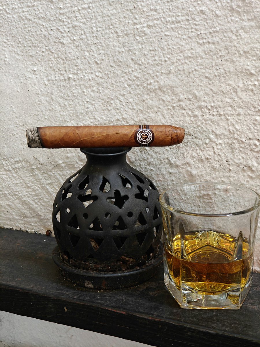 Montecristo No. 2 💨
#pssita #botl #sotl #Cigar #CIGARS #Cigarsmoker #Cigartime