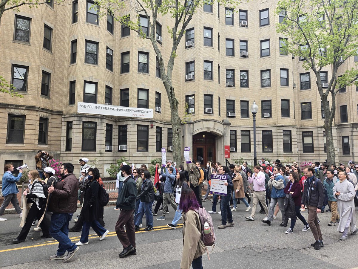 Local 509 members took to the streets yesterday for #MayDay actions! From rallying in Lynn, to a petition delivery at Tufts, to the #BUGWUOnStrike walkout—nothing can hold back the strength of the labor movement! 💪 #1u