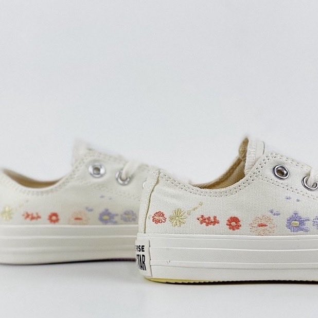 Thick-soled sneakers with small flowers embroidered 💐🌸🌺🌷 SO CUTEEEE!