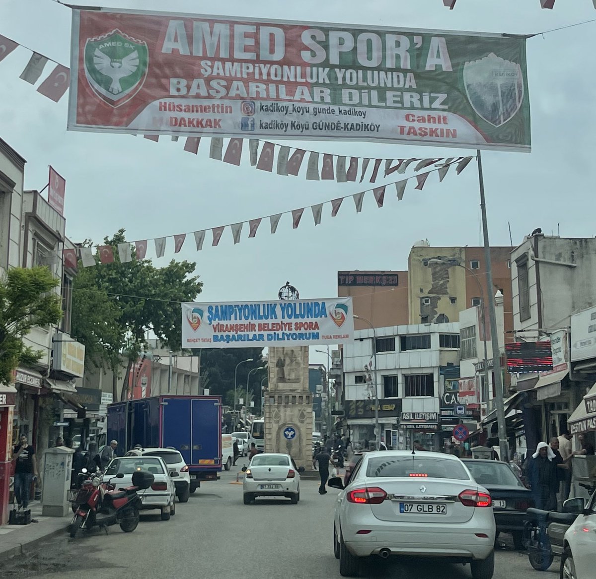 Viranşehir meydanında 2 adet güzel pankart 😊