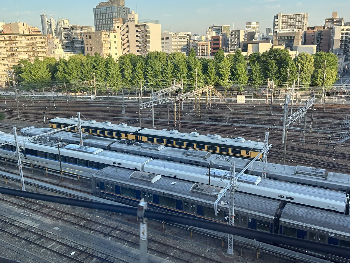 新大阪駅発車
ここからは山陽新幹線(JR西日本管内)

キトV12(681系)は建屋内とみられる