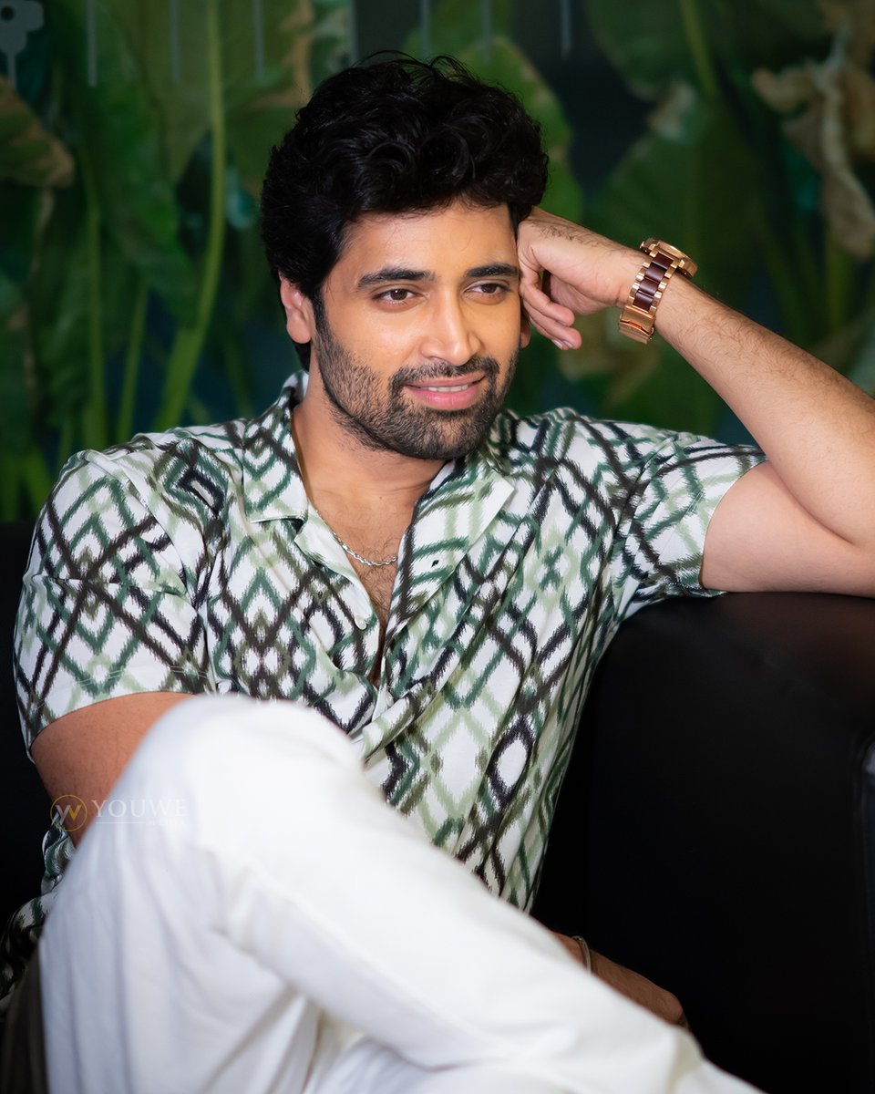 HIT machine @AdiviSesh just Killing it in Uber Cool Look & charming smile as he clicked at the #AaOkkatiAdakku Pre-Release Event 😍

#AdiviSesh #G2 #Dacoit #AOAonMay3rd #YouWeMedia