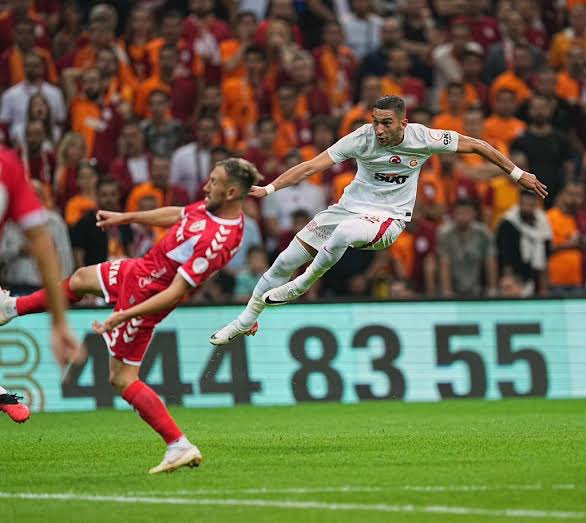 ✅ BİLGİ | Hakim Ziyech, 2023-24 sezonunda Dünya’da tüm skor katkılarını (Gol+Asist) olarak baz alındığında cezasahası dışından gerçekleştiren tek futbolcu.