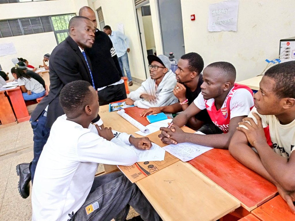 Words were not the end of it! Dr. @EdwardKazaire offered guidance to the various groups as they refined their solutions to the issues they discovered during yesterday's market research. @nyamitanga_tech