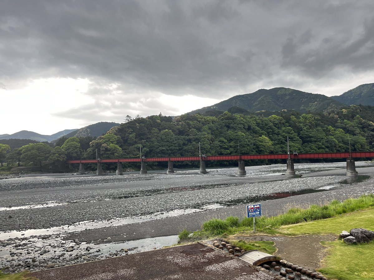 用事が終わり帰路は道の駅川根温泉♨️で休憩。晴れていたら眺めも良いんだろうな🙆

#川根温泉