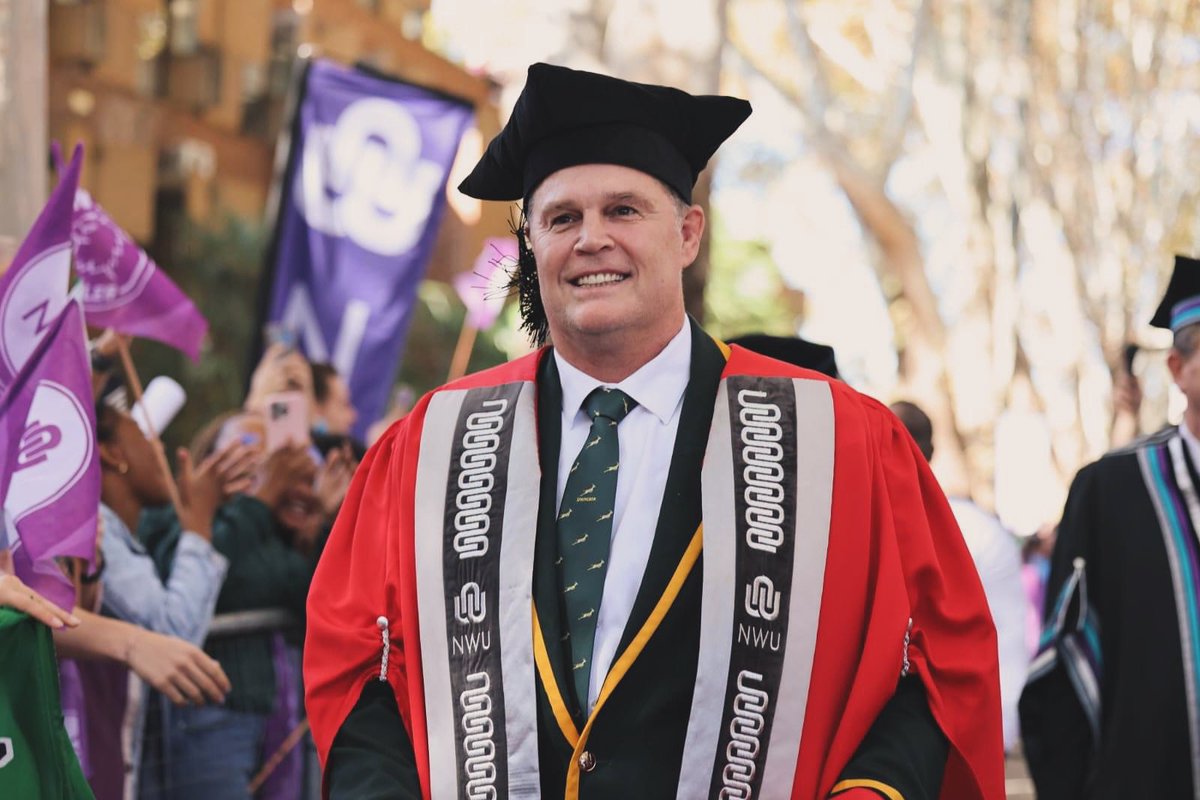 Springbok coach, Rassie Erasmus is officially Dr Johan ‘Rassie’ Erasmus. The 51 year old has been awarded an honorary doctorate for his contribution in sports The inauguration took place at the North-West University this morning.