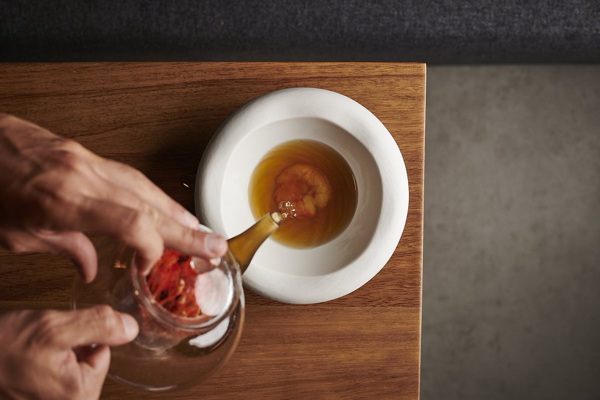 La posidonia se convierte en un delicado dashi con un sutil sabor a mar para acompañar la gamba roja ibicenca.

Unic es territorio y aprovechamiento de los recursos naturales.

Horario: 

- Miércoles a Domingos, 19:30h-22:30h.

Reservas: 
📞 +34 971 393 573
📱 + 34 660 592 285