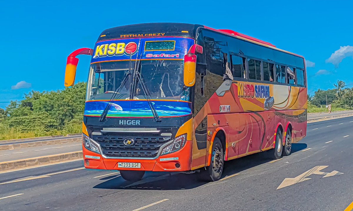 Name: KISBO SAFARI Route: Dar es Salaam 👉Kahama via Singida Model: Higer Bus Reg No: T 231 DST : @kisbo_safari Picha na @feithalcrezyog