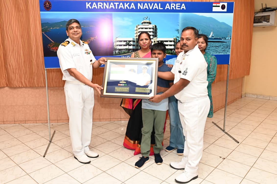 Aabhar Ceremony was conducted for retiring sailors on 30 Apr 24 at Naval Base, #Karwar. Cmde Ashish Goyal NOIC (KTK) acknowledged their valuable contribution to the nation & the #IndianNavy. During the ceremony the sailors & their families were presented with crest & mementos.
