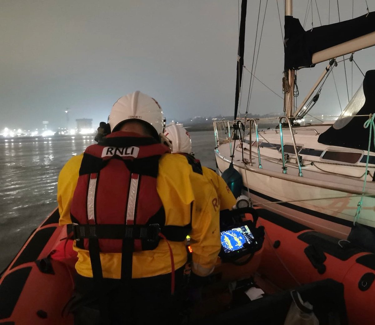 🪫💨🌩️
On Thursday 2 May at 03:47am, the volunteer crew were tasked by HM Coastguard to a 12m sailing yacht that was reported to be drifting near Broadness on the River Thames.

This tasking involved engine loss, lack of wind and lightning strikes.

rnli.org/news-and-media…