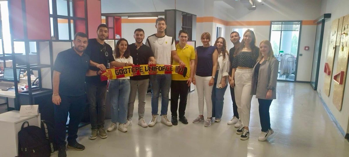 1 Mayıs Emek ve Dayanışma Günü dolayısıyla stadımızda çalışan görevli arkadaşlarımıza çiçek ve tatlı ikramında bulunduk.

#Göztepe
#GöztepeUniForce