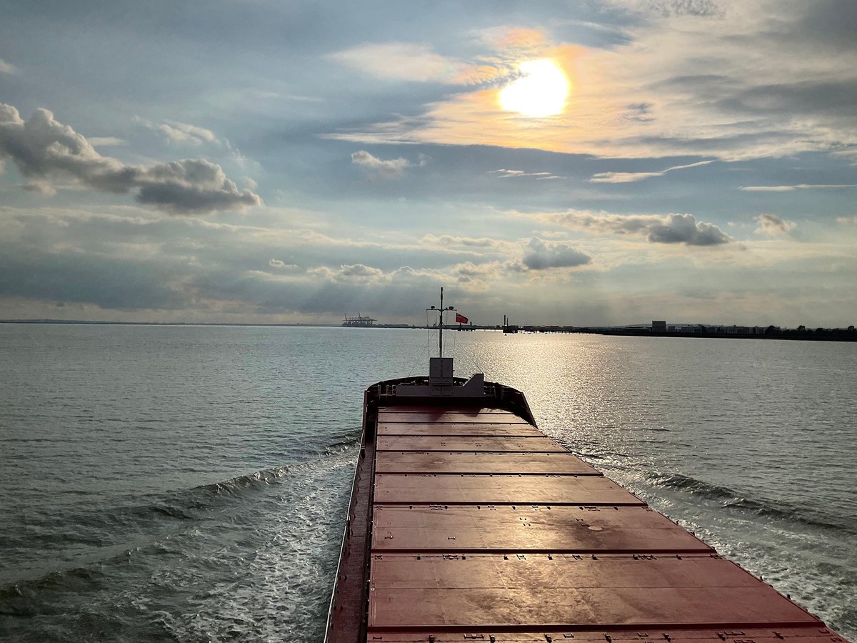 Our pilots board all types of vessels --> container ships, to tankers and even warships 🚢 

Find out more hubs.la/Q02tBw-q0 #KeepingTradeFlowing #TradingThames