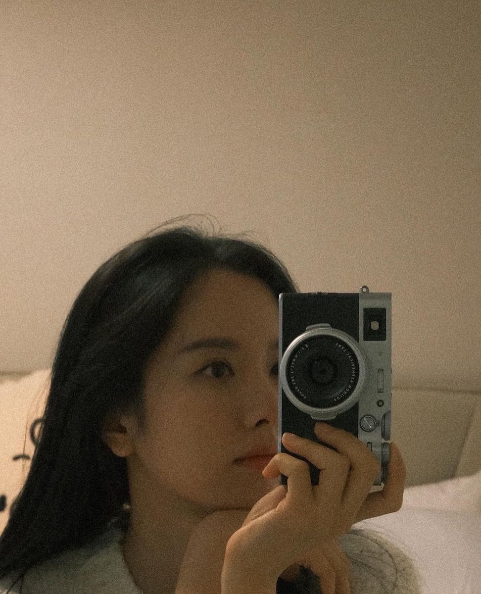 Bona selfies/mirror selfies that give us a glimpse of her house 

Might be my favorite bona selfies genre is the comfy house look 🥰

#보나 #BONA #โบนา 
#김지연 #KimJiYeon #คิมจียอน