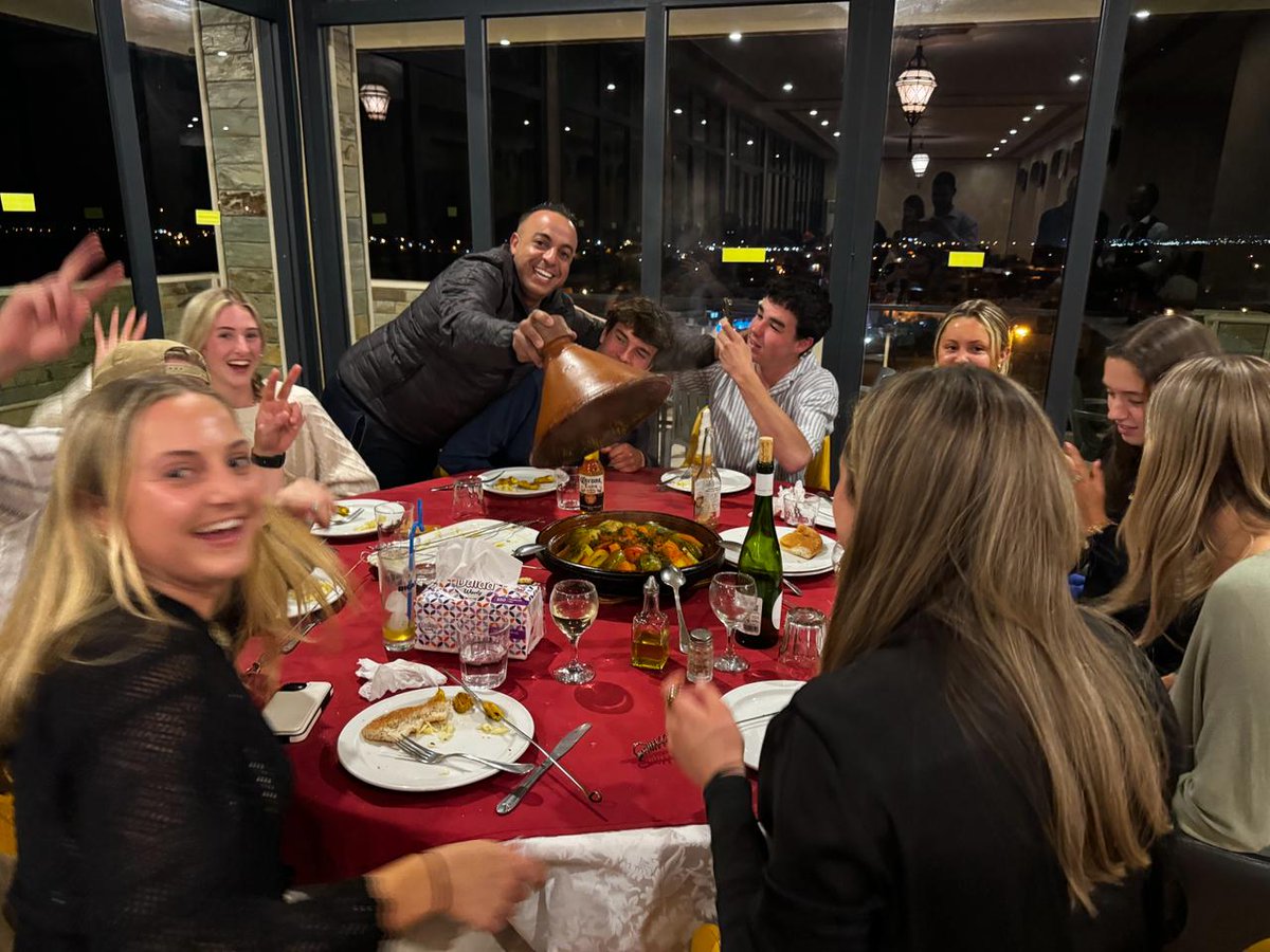 MarrakechLowCos's tweet photo. ¡Aventura al desierto! 🏜️🌍 Viajar con nosotros no solo es bueno para el medio ambiente al compartir el transporte, ¡ amplía tu círculo de amigos! 👫👭 Deja la menor huella de carbono posible. Juntos, podemos hacer la diferencia. #ViajeSostenible #AmigosDelPlaneta🚗💨 https://t.co/f20ApXS0f4