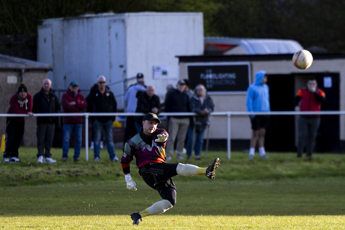 CefnCribwrFC's tweet photo. 𝐒𝐢𝐱𝐭𝐞𝐞𝐧 clean sheets in all competitions this season!

It’s all in the kit @L_Hop01 👕🪩 https://t.co/3YjCWdr1vJ