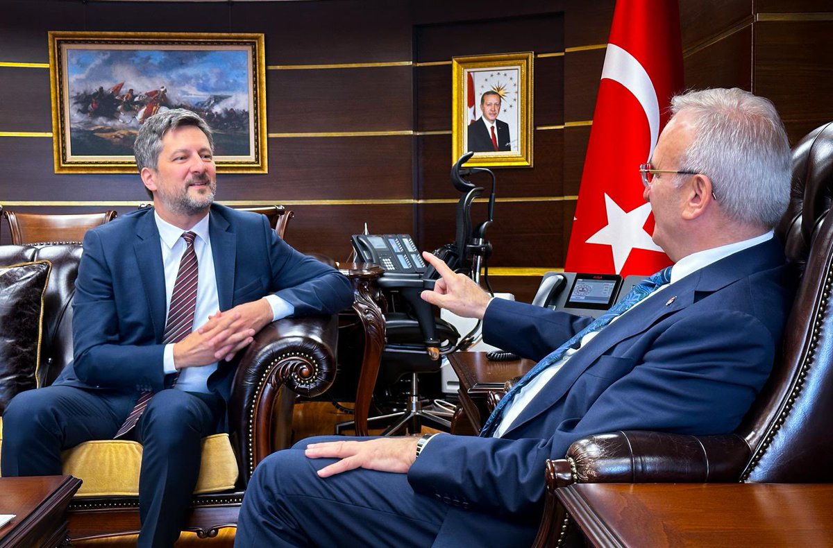 Macaristan'ın Ankara Büyükelçisi Sn.Viktor Mátis ve beraberindeki heyeti bakanlığımızda ağırlayarak, Türkiye Macaristan ilişkileri üzerine sohbetimizi ettik. Nazik ziyaretlerinden dolayı kendilerine teşekkür ediyor, çalışmalarında başarılar diliyoruz.🇹🇷🇭🇺