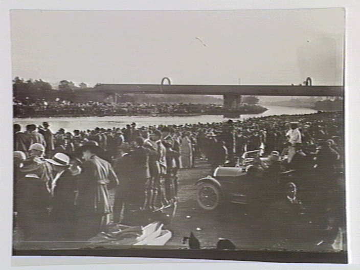 🏞 The Barwon River has long been important to Geelong, flowing through our City from the Otways Ranges to Barwon Heads. This photograph from 1911 shows 1000s of people gathering on the banks of the Barwon River, with the 1859-built iron bridge in the background.