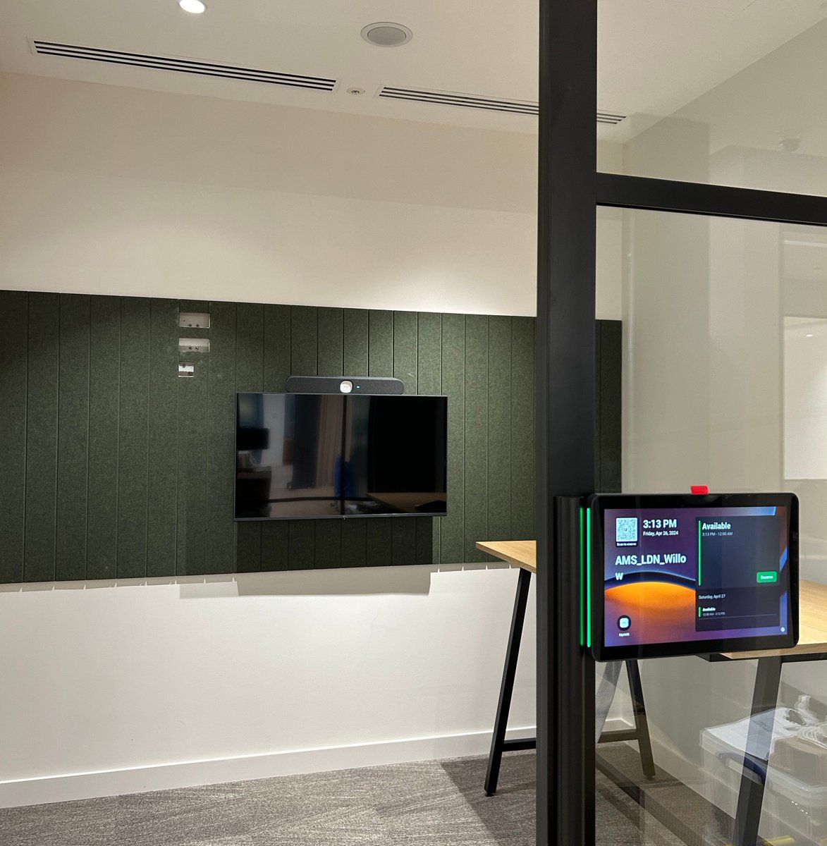 AvitaTech's tweet photo. Take a look at one of the meeting rooms at a new install last week. This included a #logitechrallybar and #logitechTapScheduler. Perfect for the smaller, more confidential meetings. https://t.co/goOcifFDAH