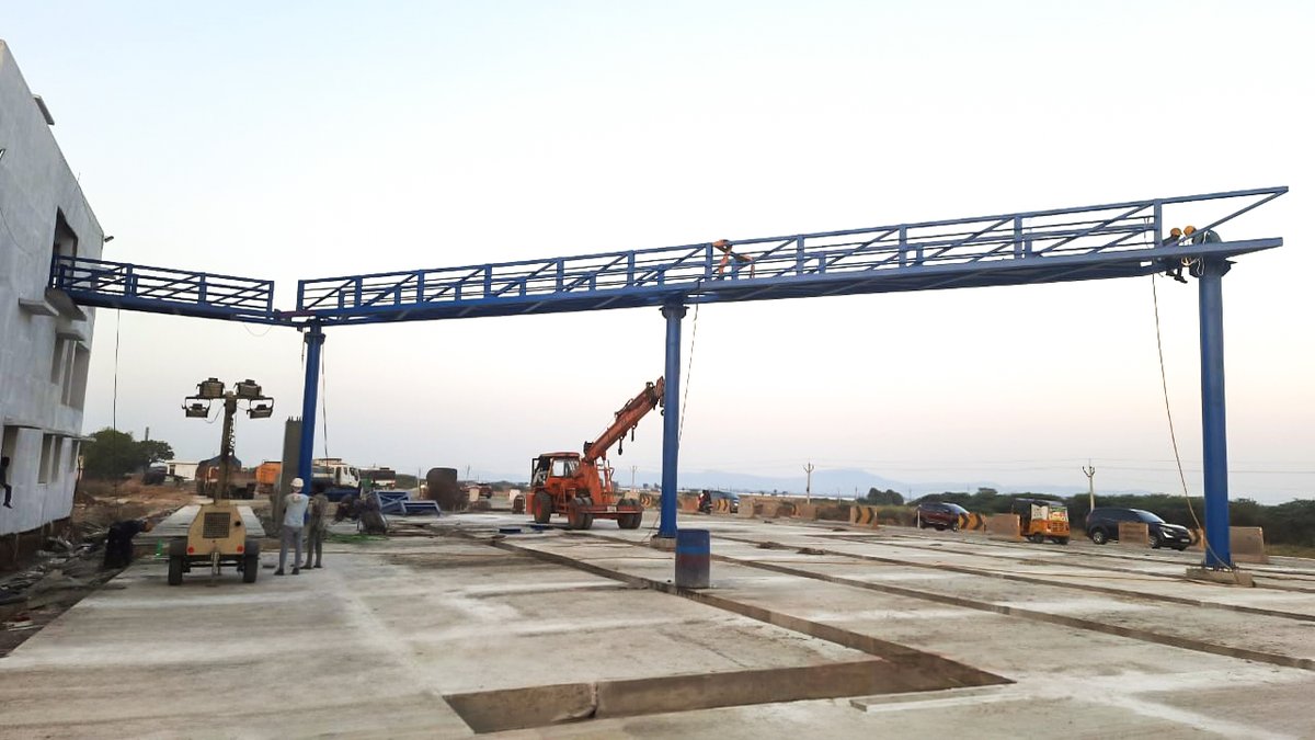 #MEIL is executing the #Renigunta #Naidupeta Road Project, a six-lane stretch spanning 57 Km in #AndhraPradesh. The image shows ongoing foot-over bridge work at the toll plaza.
#RoadProject #MeghaEngineering #buildingthenation