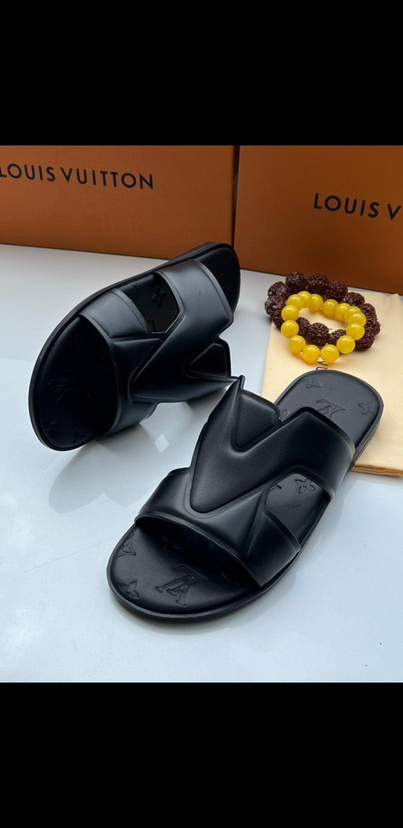 Louis Vuitton Slides 🥰 ⭐ Size: 40-45 ⭐ Price: N40,000 Fully Boxed Send a DM to order #pagesbydamicommerce