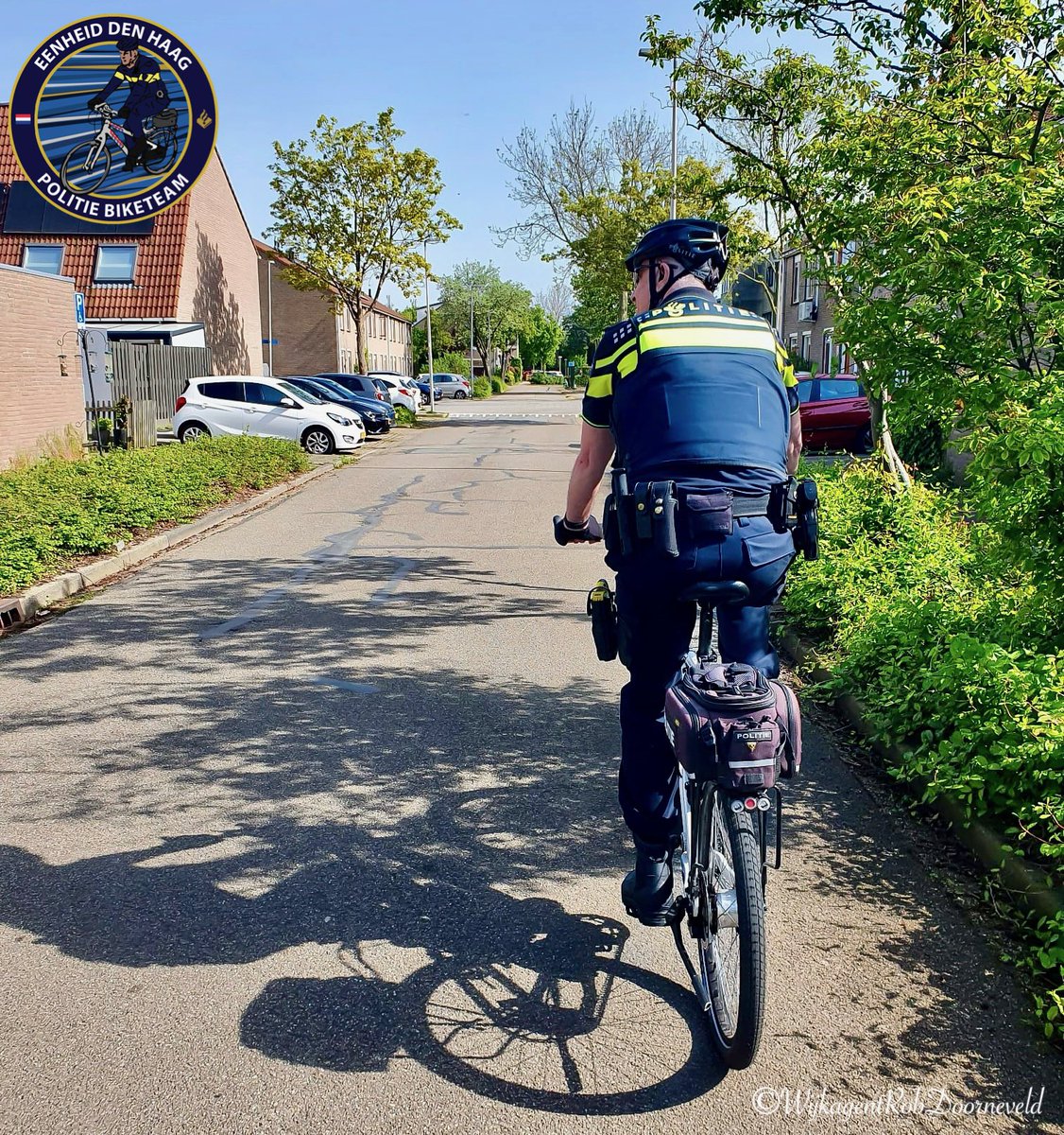 De voordelen van surveilleren op de fiets:
Zichtbaar, Aanspreekbaar en Herkenbaar 🚲😃👍🏻
#politie #zoetermeer #deleyens #wijkagent #bikepatrol