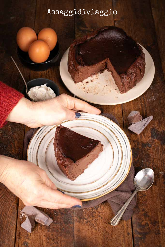 Oggi un dolce che sta spopolando: la #cheesecake basca nella versione al #cioccolato. 😋 Si mantiene morbida e cremosa all'interno, senza guscio o base ed è facilissima. La ricetta la trovate qui: assaggidiviaggio.it/2024/05/cheese…