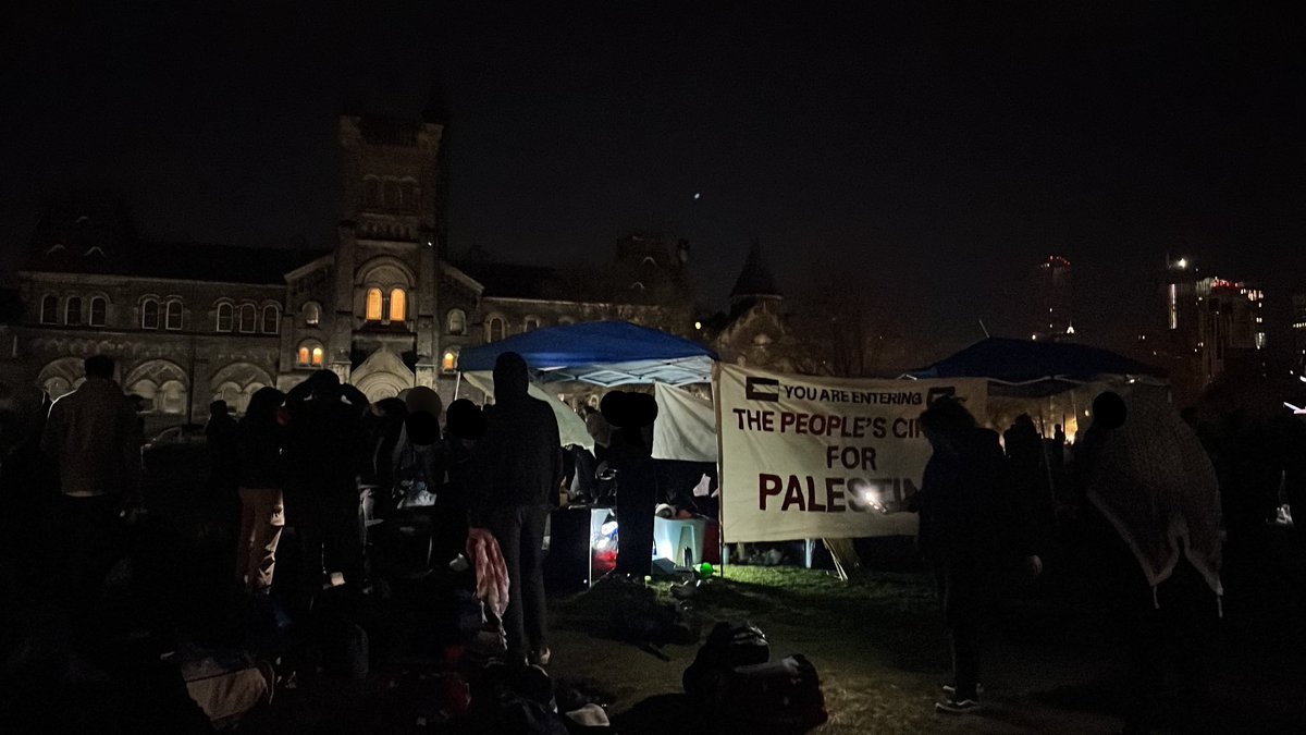 🚨 LIBERATED!! @UofT students have SUCCESSFULLY set up their ENCAMPMENT of King's College Circle in SOLIDARITY WITH PALESTINE, despite attempts by police to disrupt our non-violent protest. Welcome to the People's Circle for Palestine.