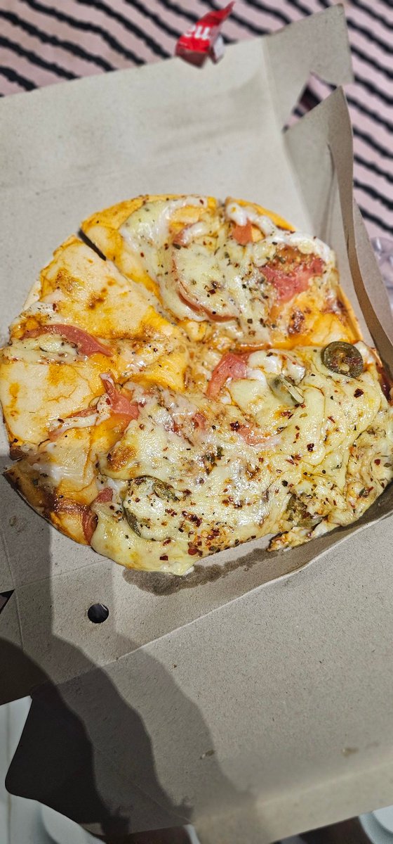 push57996's tweet photo. @zomatocare @zomato  your delivery executive delivered damaged pizza and instead of full refund you guys have provided 50 rs refund ..no option to speak with customer care ..poor service and disappointing response. https://t.co/55O8OsREHs
