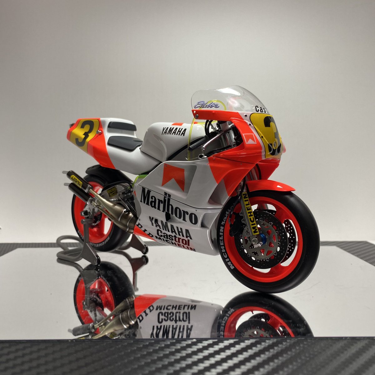 GWも7日目ですが・・・

YAMAHA YZR500 (0W98) 
Marlboro YAMAHA team Eddie Lawson完成しました♪
蛍光色が上手く塗れるのか心配でしたが、なんとか塗ることができました✌️
細かいところミスはありますが、きれいに仕上がった１台です☺️
#バイクプラモ盛上げ隊 #バイク模型集まれ #yzr500 #yamaha