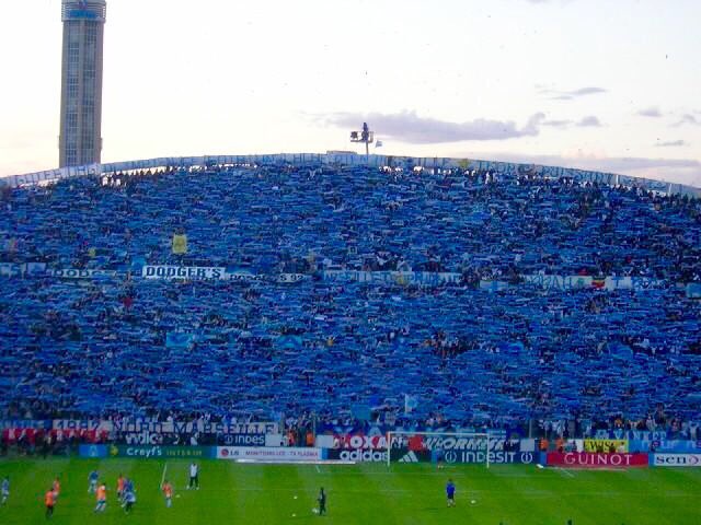 Ceux en ganay et en jean buin ce soir degun assis! Tous debout on saute on tape des mains on suit les chants lancés par les virages on s’endort pas devant le match! C’est une demi finale d’Europe mon vier! Il faut tout arracher le toit doit tomber! TOUS AVEC SON ÉCHARPE  #TeamOM