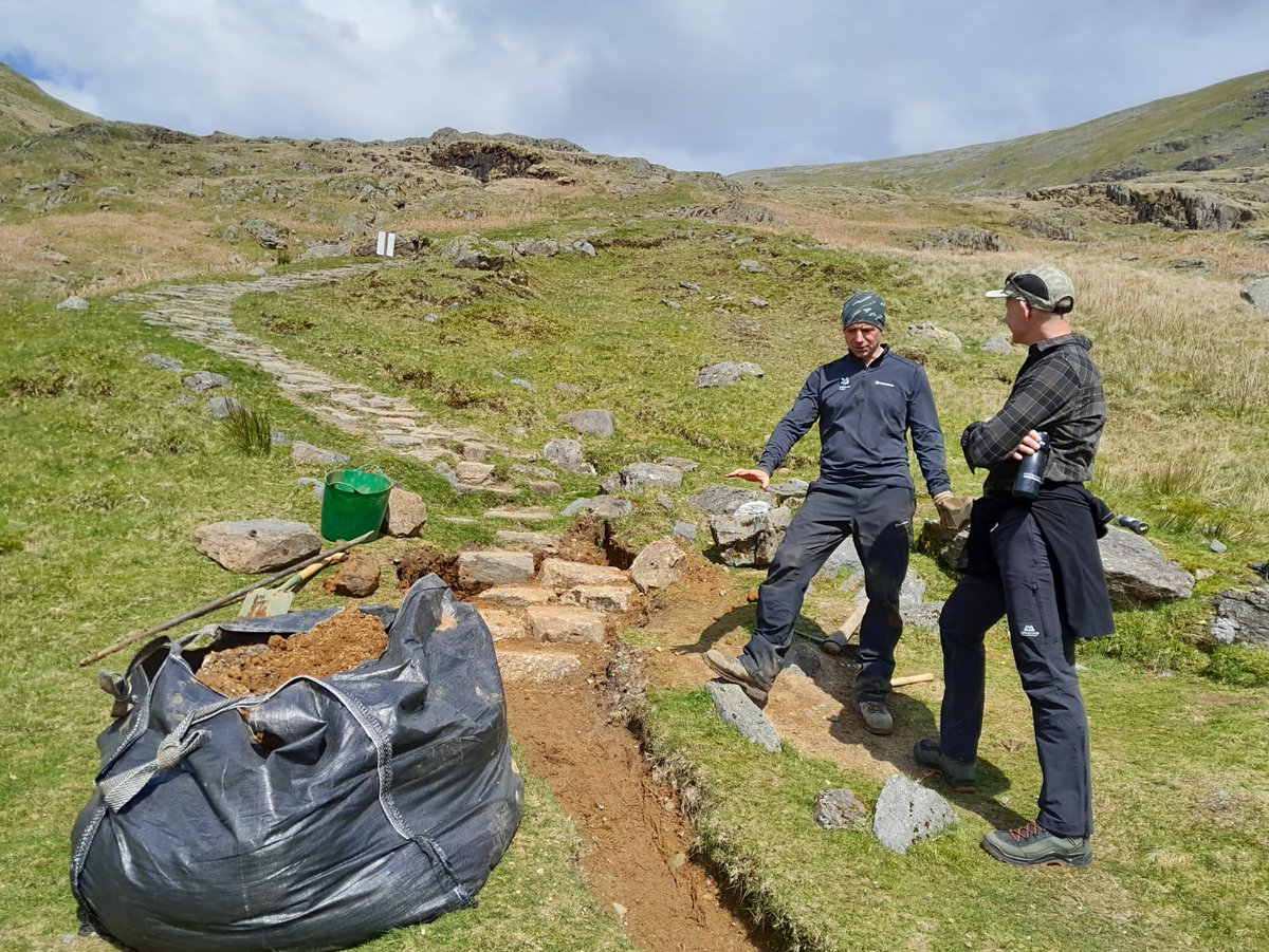 Our South ranger team is working on Tongue Ghyll above Grasmere currently, as part of the Coast to Coast route upgrade to national trail. Work is funded by @NaturalEngland via @lakedistrictnpa. @ntlakedistrict @lakesfoundation @FriendsofLakes