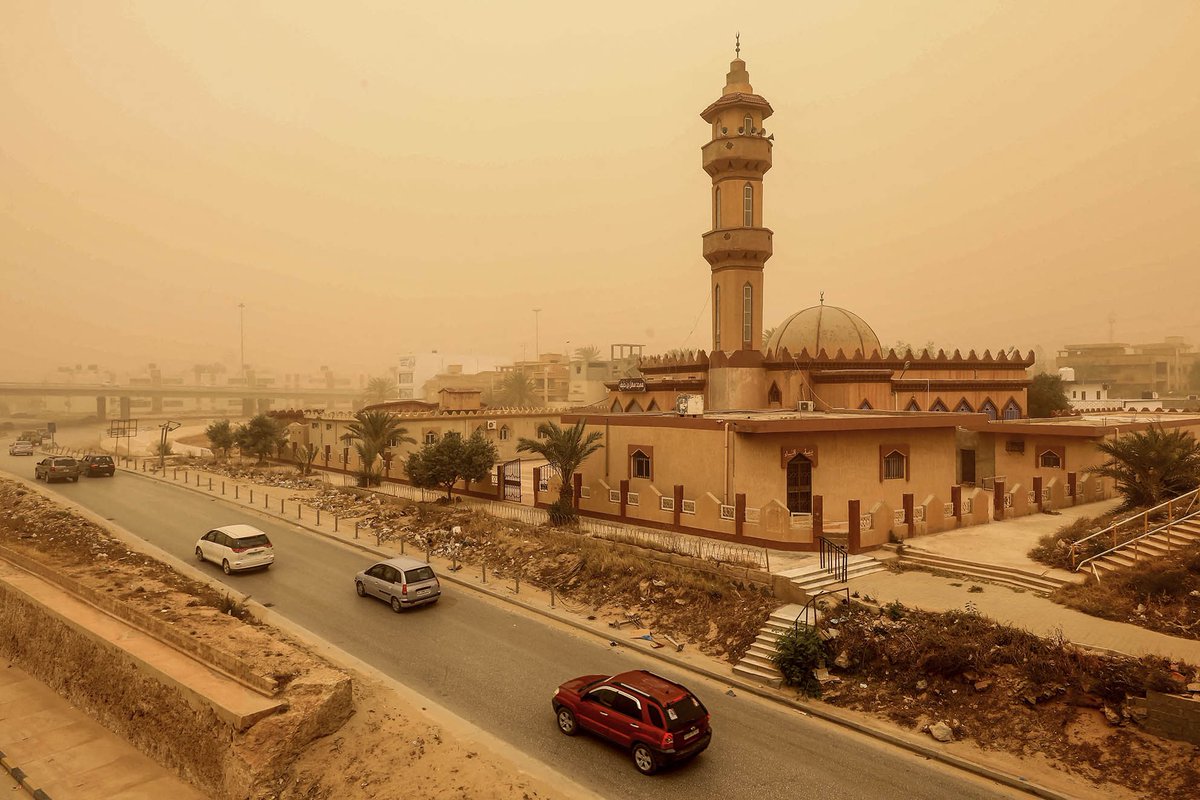 BIG PICTURE

Desert hues: Motorists drive through
Benghazi in Libya, after sands blown
in from the Sahara turned the sky
orange across north Africa, over the
Mediterranean and in southern Greece.

Photo: Abdullah Doma/AFP