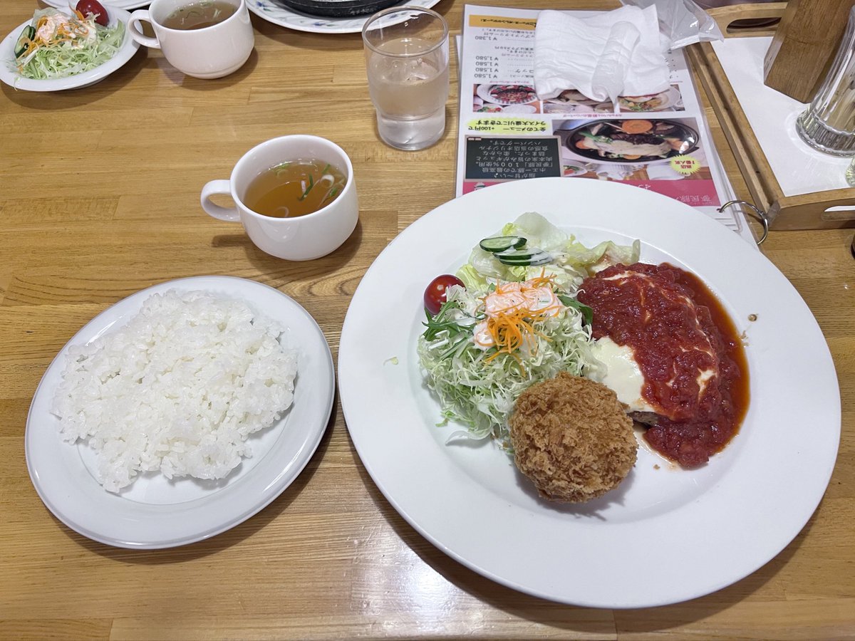 今日の夕飯 モッツァレラハンバーグ＆ カマンベールコロッケ # レストランみやもと