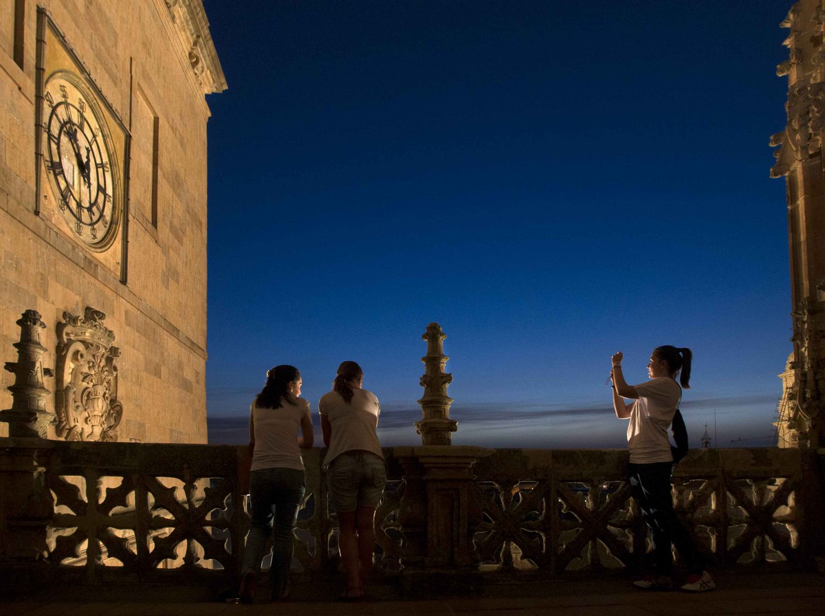 Acceder a las “Torres de la Catedral” durante la noche, ofrece el privilegio de ver #Salamanca iluminada desde el mejor balcón de la ciudad. Disfruta de las visitas nocturnas en #Ieronimus ieronimus.es/programacion-n…
