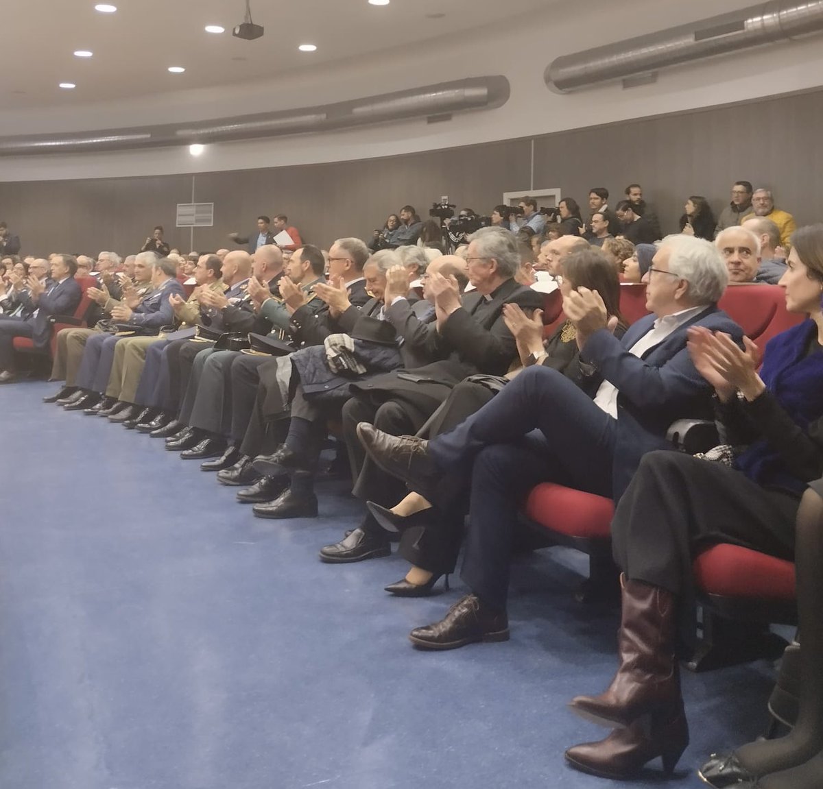 upsa's tweet photo. 🎓 El Rector, Santiago García-Jalón, ha acudido a la toma de posesión de Rosa María López Alonso como #subdelegada del #Gobierno en #Salamanca 👉🏻 Desde la #Universidad le deseamos lo mejor para esta nueva etapa que hoy comienza. @Salamanca_Gob @DGCyL https://t.co/nJsLPNMzTZ