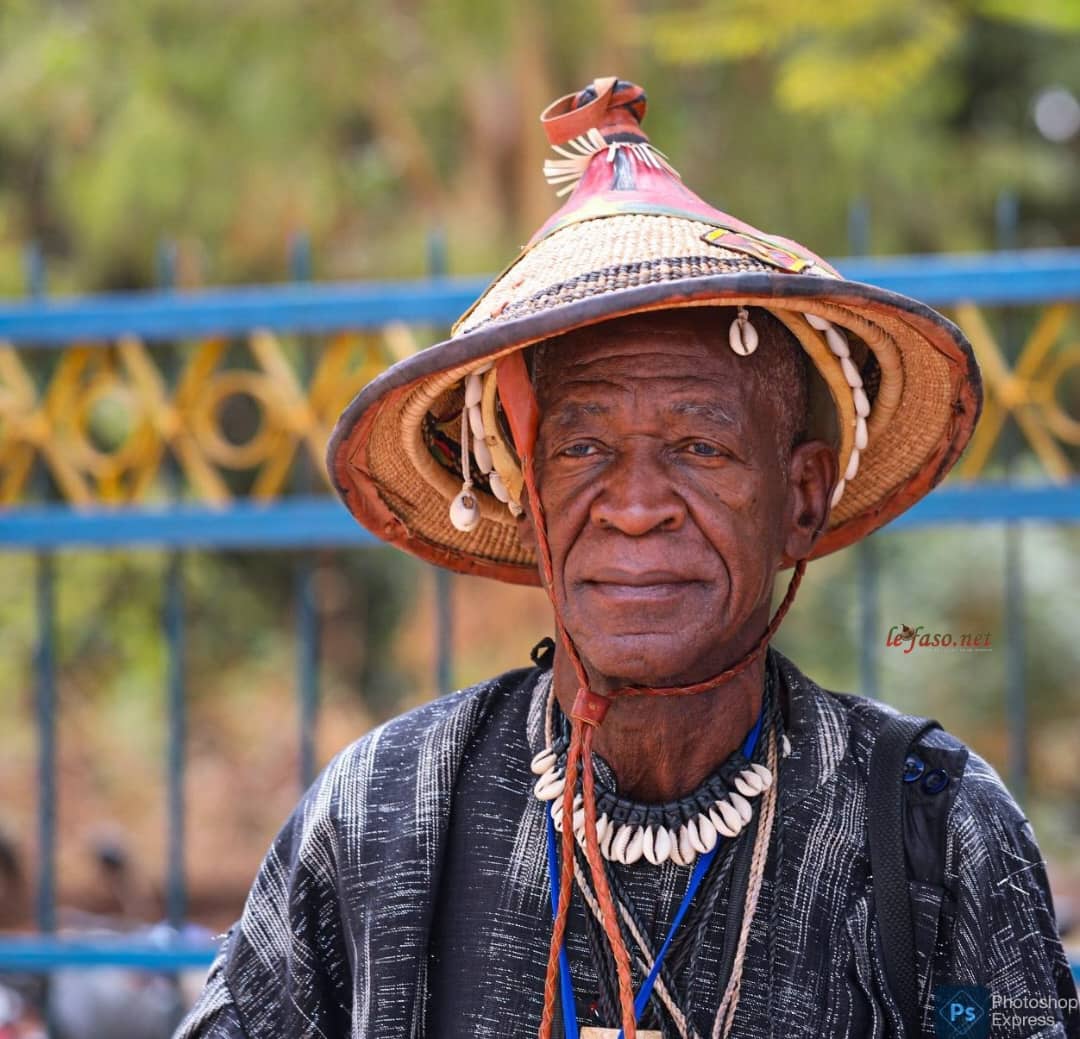 #BurkinaFaso
« Les lieux sacrés sont eux-mêmes leurs propres gendarmes », prévient le traditionnaliste #Konomba_Traoré à l'occasion d'une conférence publique en marge de #SNC, à #Bobo_Dioulasso. #Lwili 👇👇
lefaso.net/spip.php?artic…